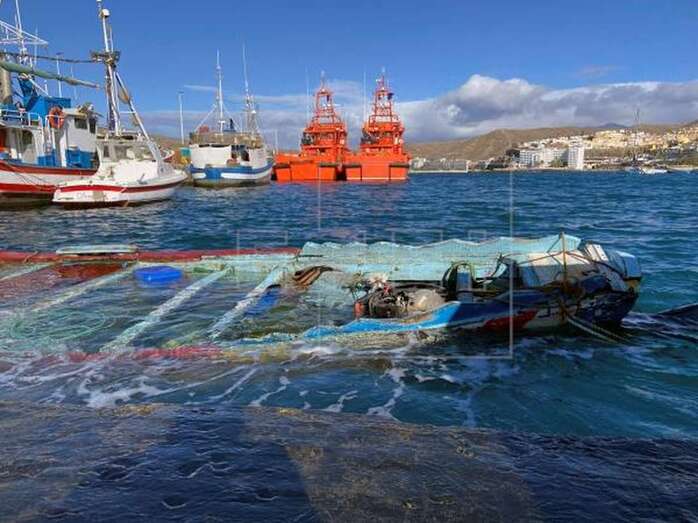Imagen de archivo de un cayuco hundido en el puerto de Arguineguín (Foto EFE / Chema Rodríguez)
